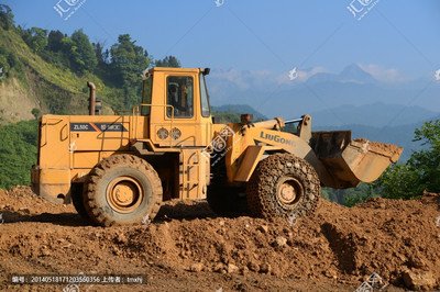 电动挖掘机在现代建筑工地上的高效作业