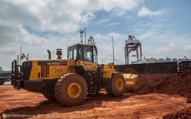一台小压路机在施工现场高效压实路面的生动场景，突显其可靠性和操作便利性
