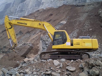 深夜办公桌上的孤灯与疲惫身影